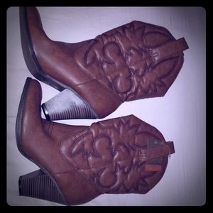 High heel cowgirl boots